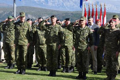 FOTO Maskirani vojnici s punom opremom hodali do Knina