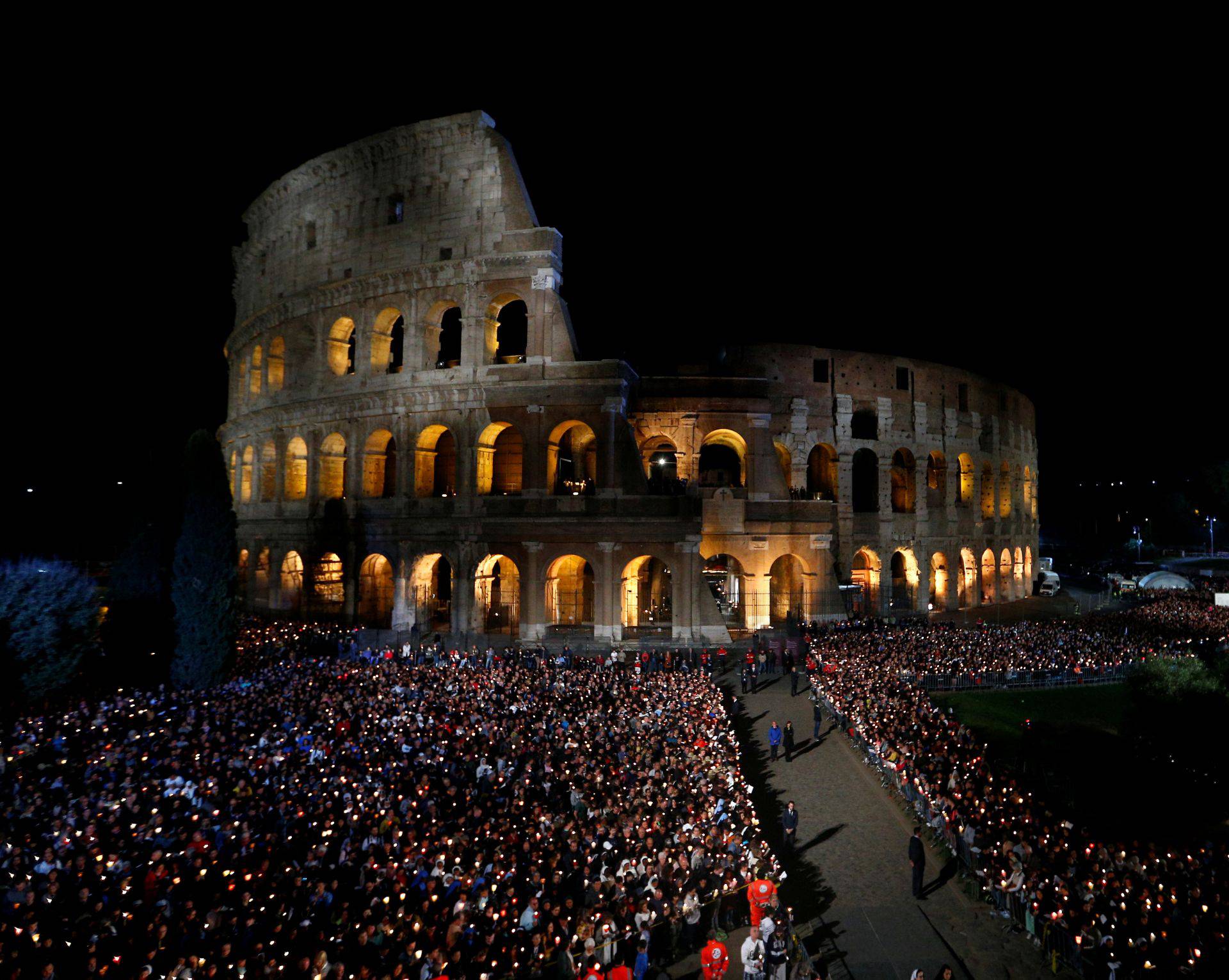 Papa Franjo predvodio je Križni put pred tisućama ljudi u Rimu