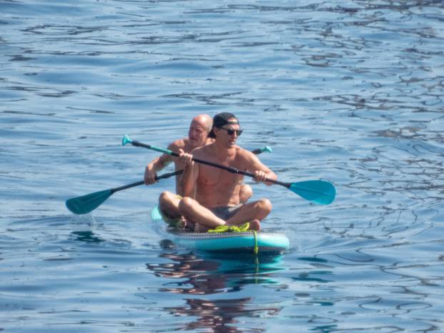 Glumci Woody Harrelson i Matthew McConaughey veslaju u moru pred Dubrovnikom