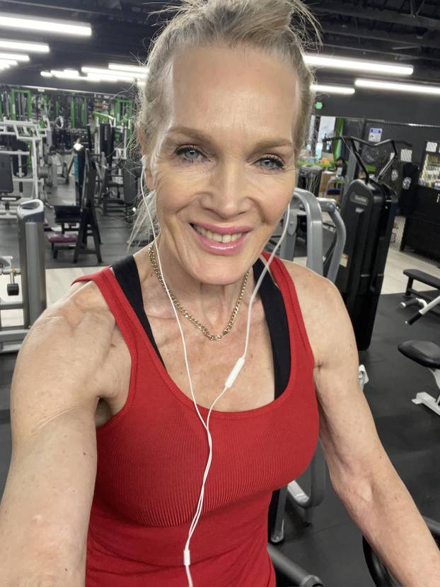 FOTO Baka (67) kaže da ljudi misle da je u dvadesetima, a sve zahvaljujući - ovome!