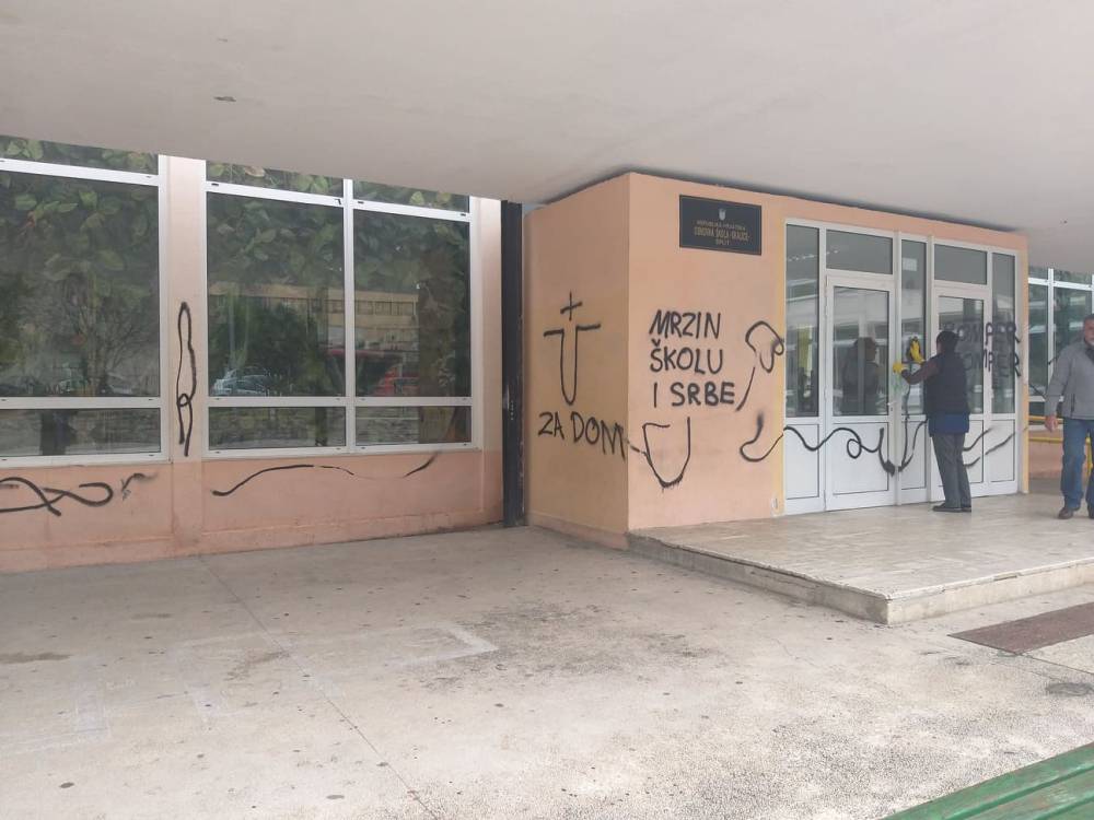 Vandali išarali splitsku školu: Osvanuli grafiti "Mrzi Srbiju"