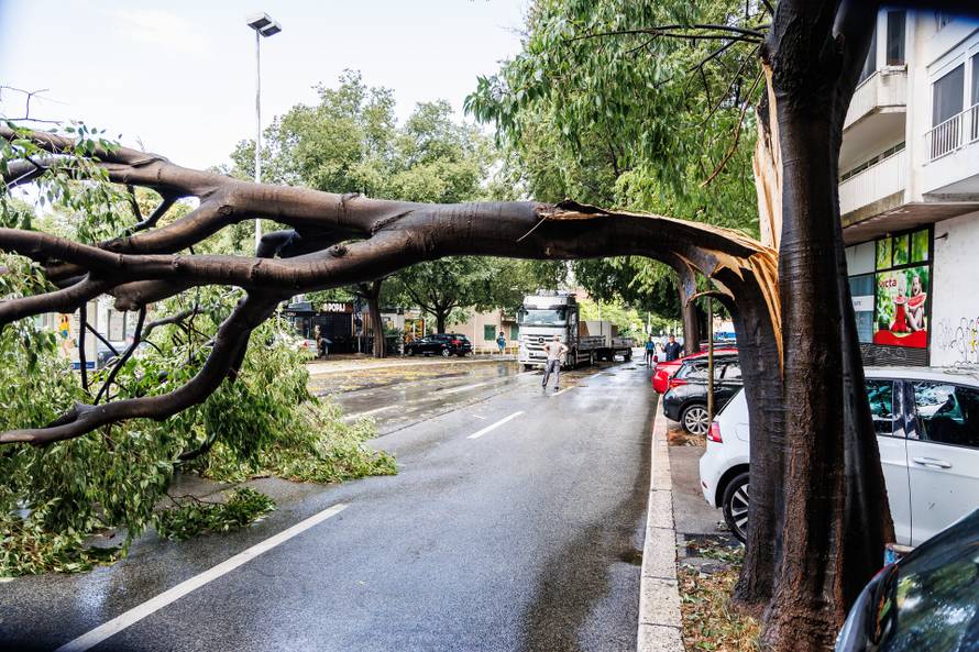Nevrijeme poharalo Split, vatrogasci imaju pune ruke posla