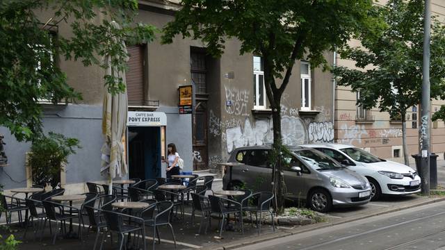 Zagreb: Kafić Pony postavio ilegalnu terasu na parkirališnim mjestima