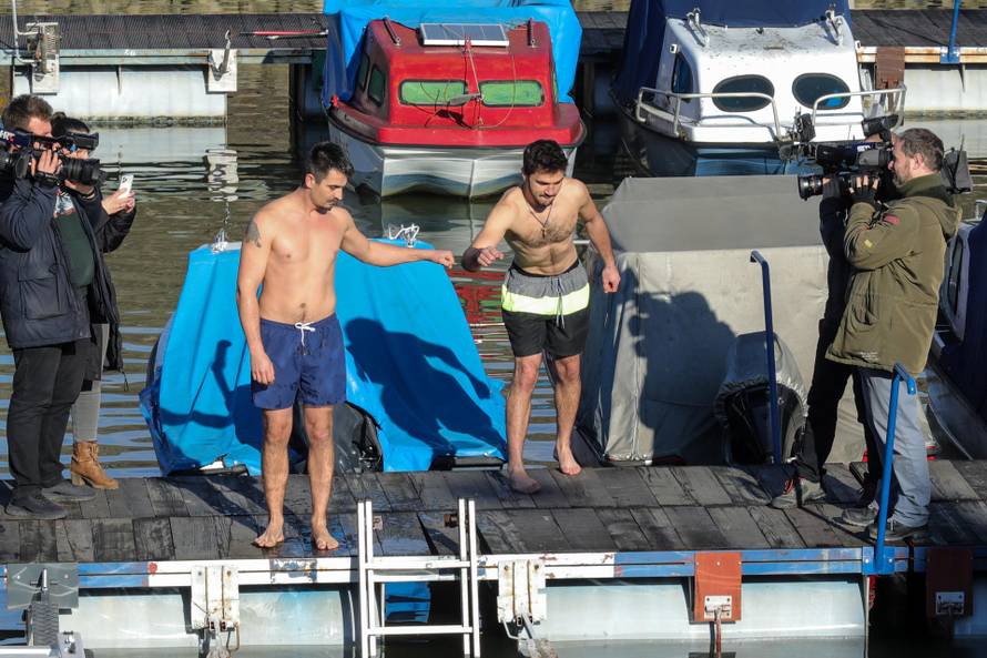 Osijek: Kao nasljednici Duška Rudeža-Tuljana, mladići se okupali u hladnoj Dravi