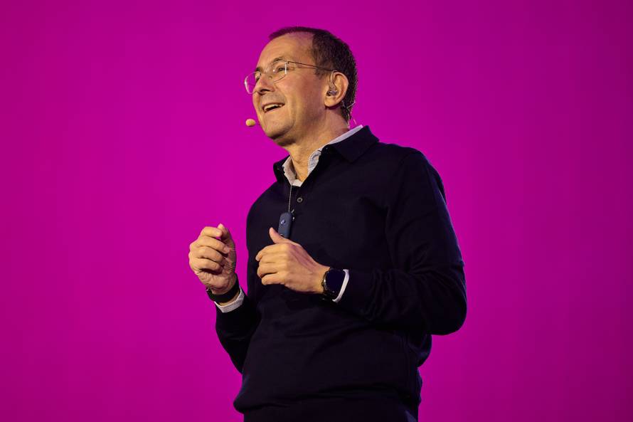 Ovaj laptop ima ekran koji se savija i može vas pratiti po sobi