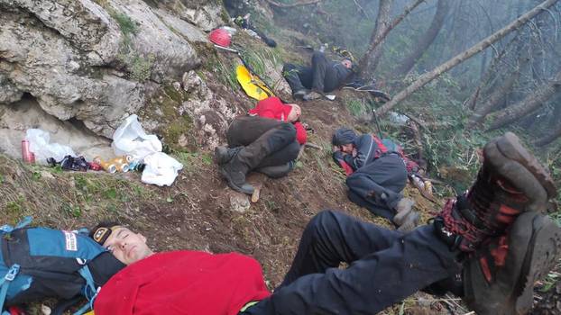 FOTO Ovo su heroji Blidinja: Nakon skoro tjedan dana borbe s požarom zaspali su u šumi