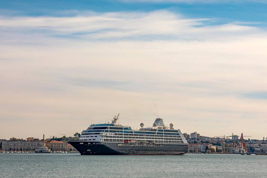 Pula: Kruzer Azamara Quest usidren je u luci