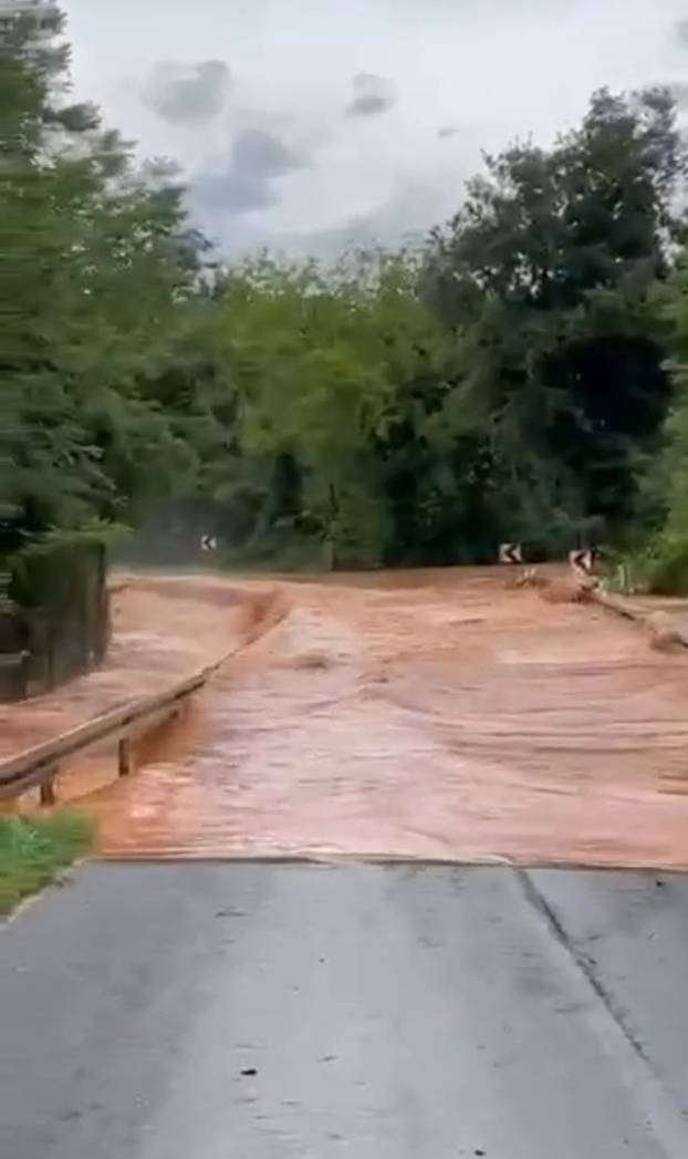 FOTO U dva sata 2000 udara munja! Palo 100 l kiše po m2! Pogledajte šokantne fotografije