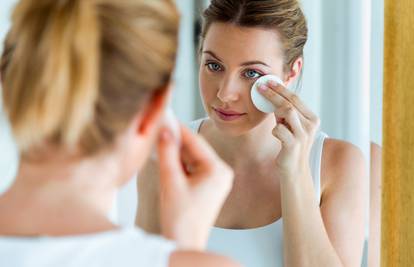 Nikad u krevet sa šminkom na licu: 5 načina borbe protiv akni