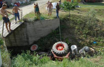 Sin (17) pao traktorom u potok i prignječio majku koja je umrla