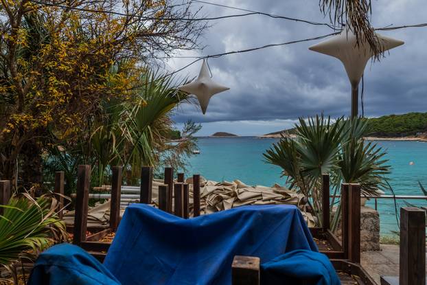 24sata: Palmižana: Reportaža o rušenju objekata Eduarda Tota Meneghella