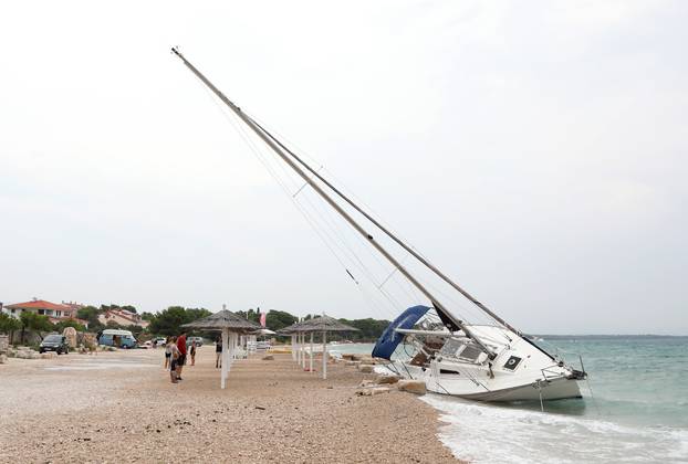 Zbog jakog juga nasukala se jedrilica na plaži u Jadriji