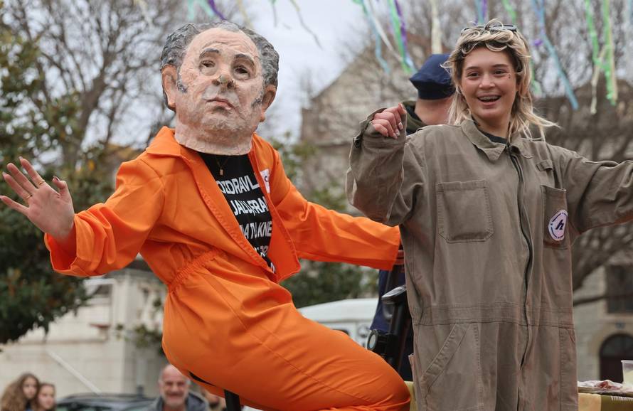 Kaštel Kambelovac: Održan Kambelovski krnjeval i zapaljen krnje “ Yugo”