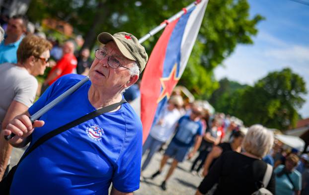 Kumrovec: Ljubitelji Josipa Broza Tita okupili su se ispred njegove rodne kuće kako bi proslavili 130. rođendan