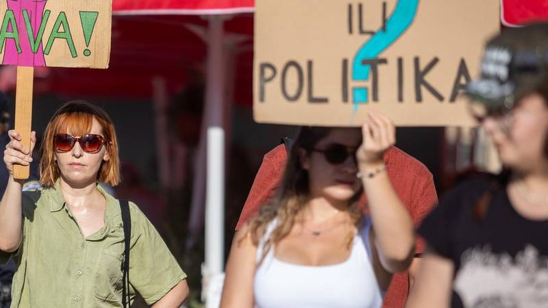 Klečavci došli na Trg, stigli i prosvjednici. Pogledajte fotke