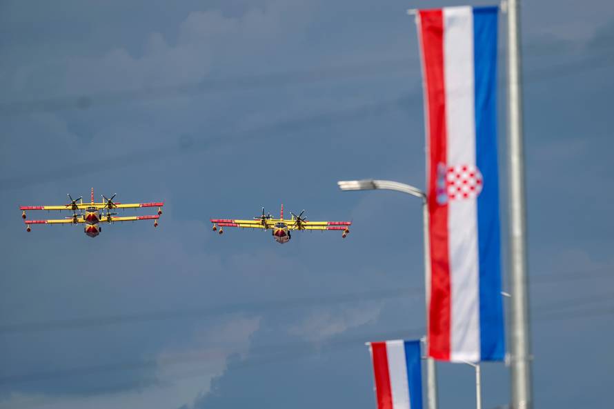 Zagreb: Prelet helikoptera i zrakoplova  tijekom svečanog obilježavanja 30. obljetnice VRO Oluja