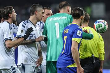 Zenica: Naguravanje igra&ccaron;a na terenu nakon &scaron;to je Bastoni dobio crveni karton tijekom utakmice BiH - Italija