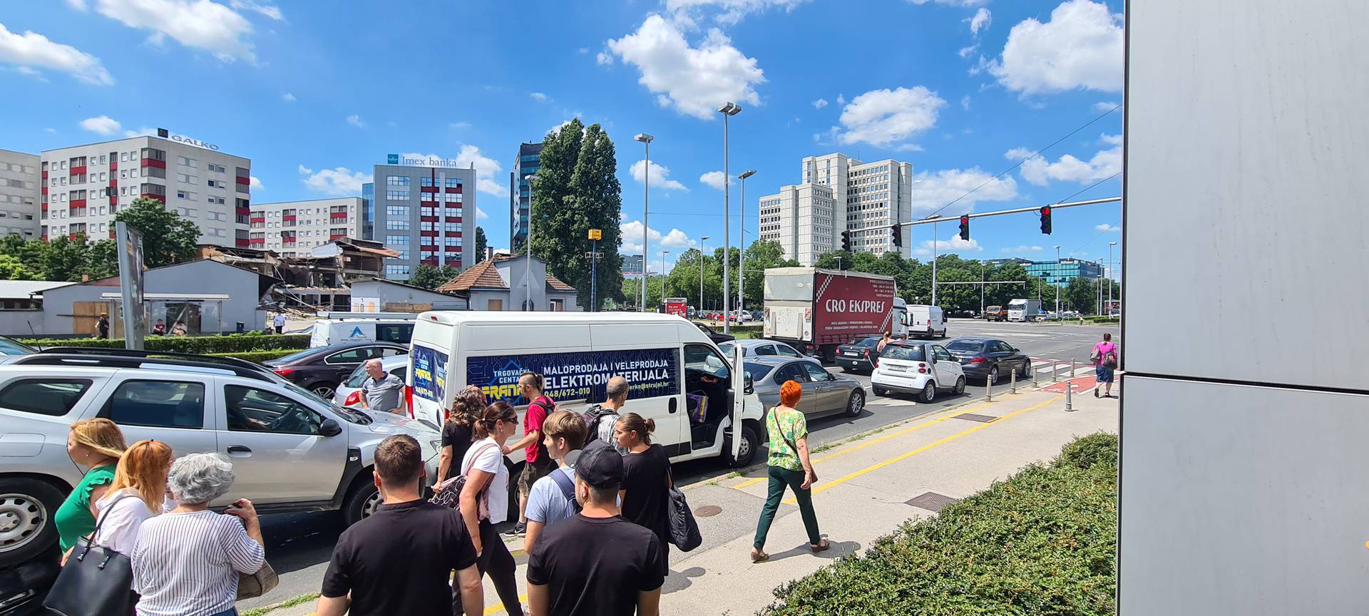 Pogledajte video: Veliki lančani sudar u Zagrebu: ZET-ov bus je pokosio aute na Heinzelovoj!