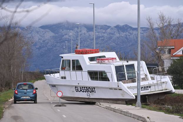 Brod i dalje nasukan na prometnici u Ninu