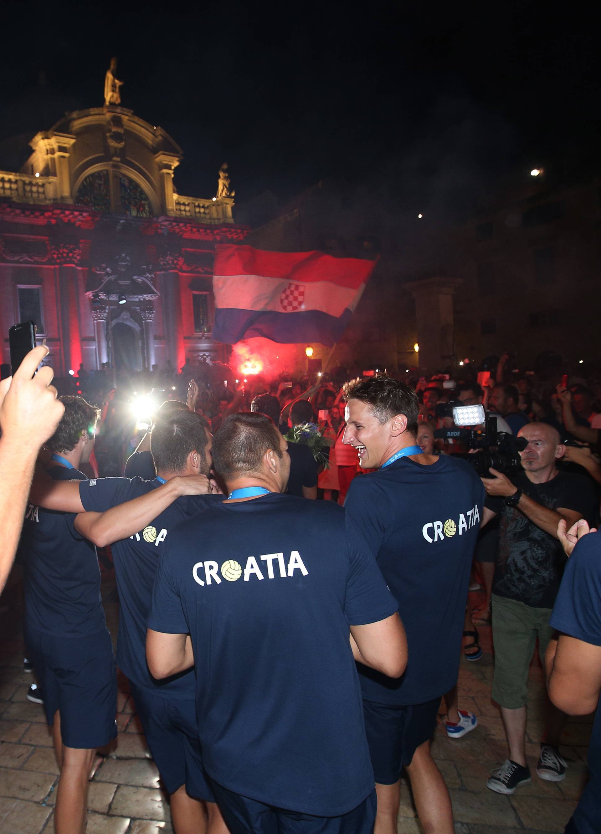 Stradun je gorio! Dubrovčani su dočekali zlatne vaterpoliste