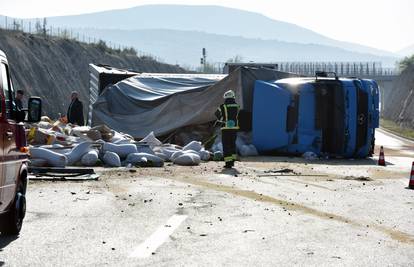 Kaos na A1: Probio je ogradu i prevrnuo se, vozač je ozlijeđen