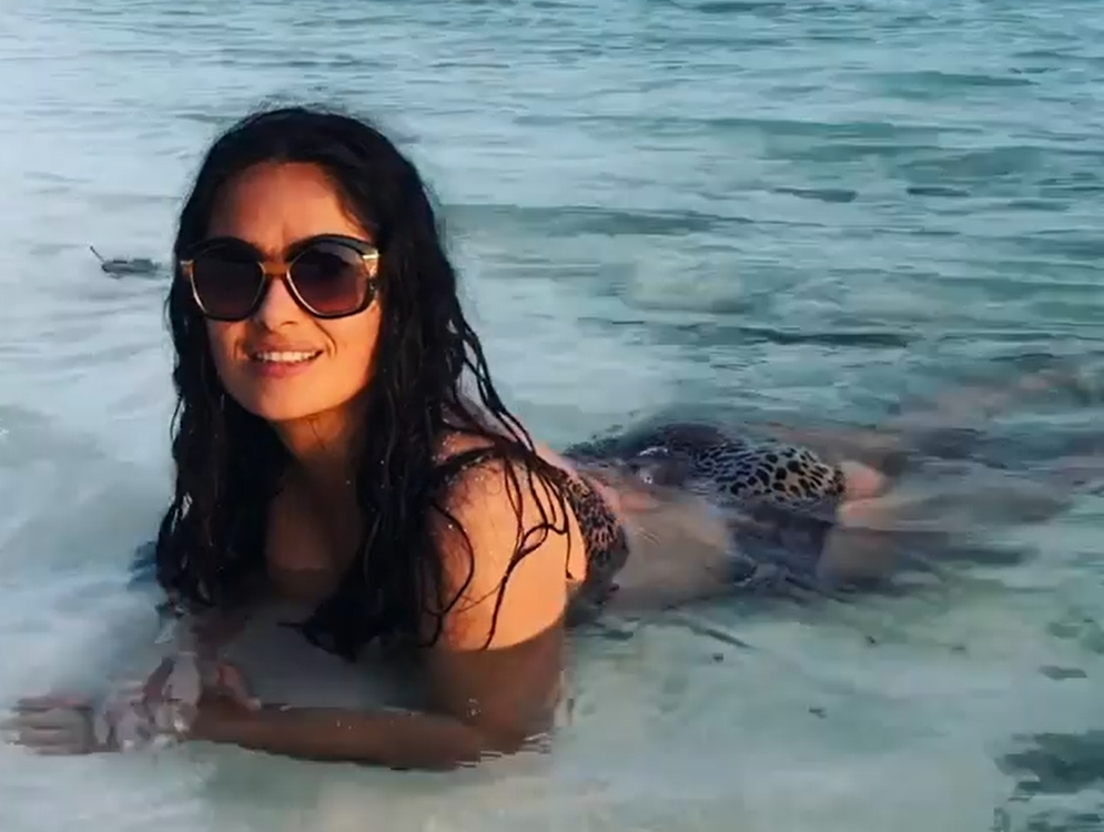 Salma odjenula 'leopard' badić pa ukrala svu pažnju na plaži