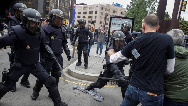 Spanish police scuffle with people outside a polling station for the banned independence referendum in Tarragona