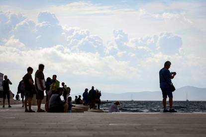 FOTO Kad Boris ugasi svjetlo:  Ovo je Zadar u podne. Čini se kao da je večer. Turisti u šoku