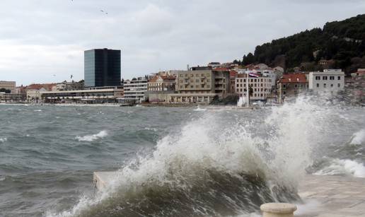 Oštećeno 28 vozila, dvoje ljudi zadobilo lakše tjelesne ozljede