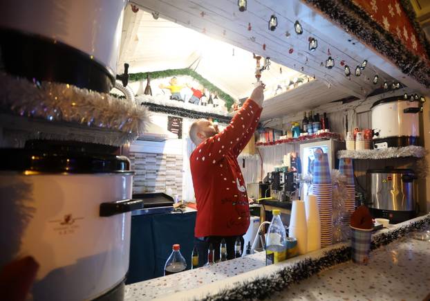 Šibenik: Šibenska Adventura zapo?ela koncertom Parnog valjka u perivoju Roberta Visianija