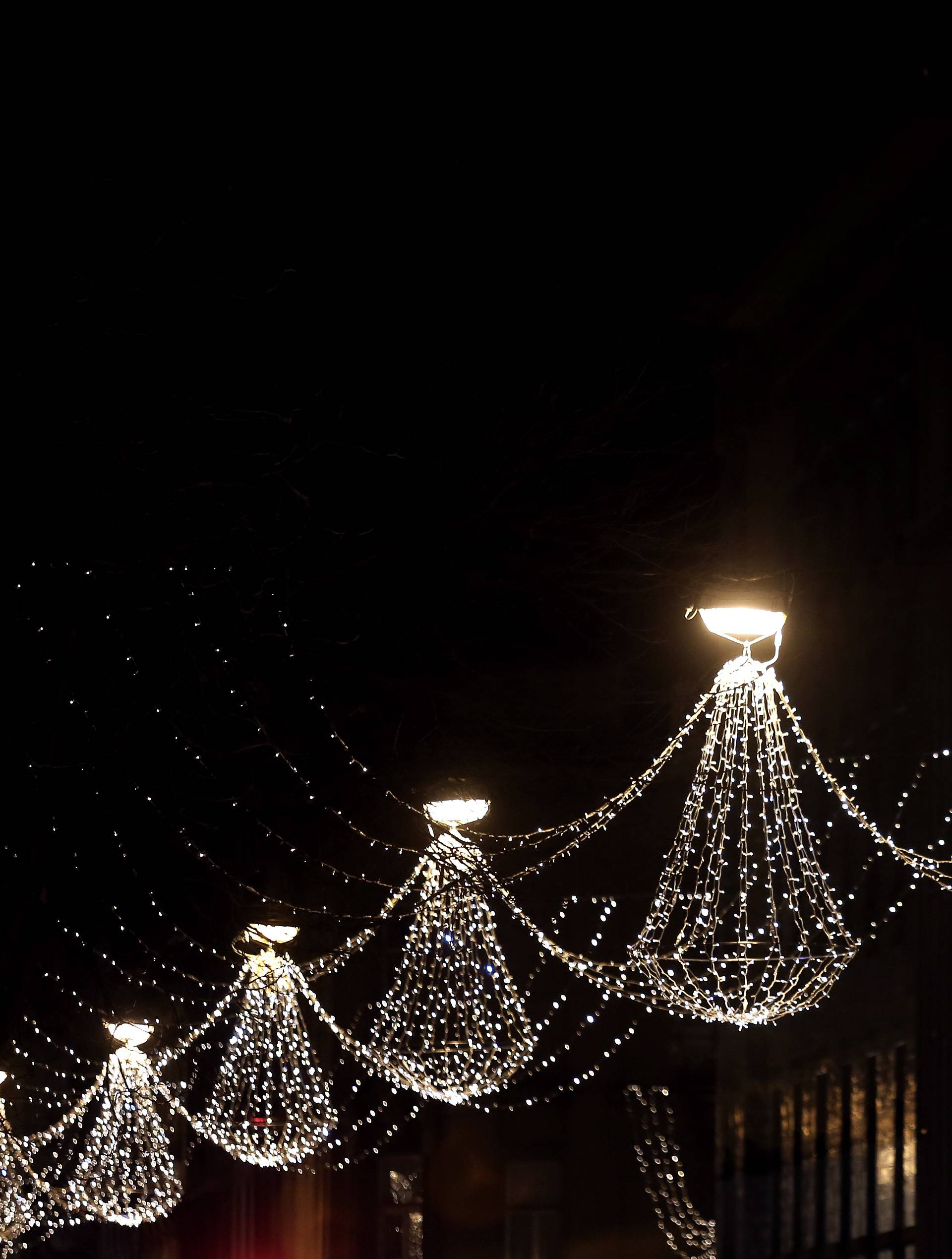 Mjere štednje, a u Zagrebu i dalje gore adventske lampice?
