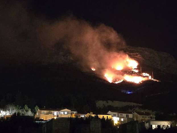 FOTO Borba s buktinjom: Požar kod Solina gasi  40 vatrogasaca