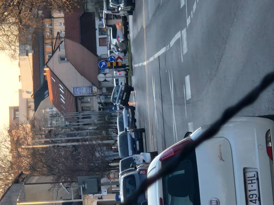 FOTO 'Nemoš tu parkirat': Taj kružni tok nam je jako kritičan
