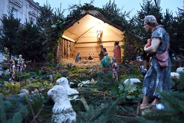 FOTO Ove detaljno izrađene jaslice uljepšale su blagdanski ugođaj u Slavonskom Brodu