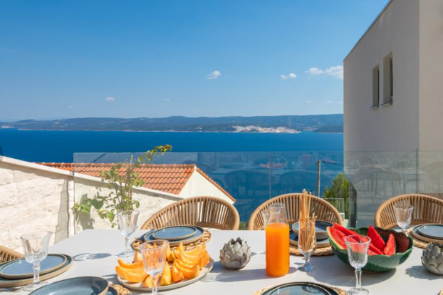 FOTO Luksuz na razini: Nova i moderna vila s infinity bazenom mami poglede u Omišu