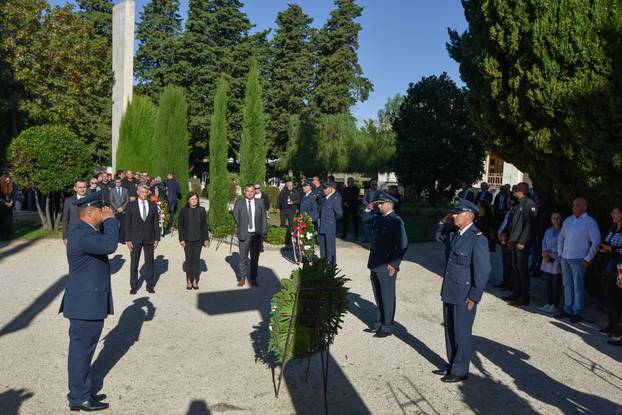 Zadar: Na Gradskom groblju upaljene svijeće i položeni vijenci povodom Dana obrane Grada Zadra