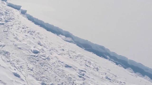 Šokantni video otkriva koliko je blizu pucanja ledeni greben