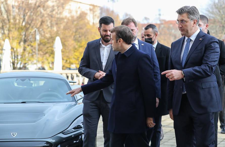 Zagreb: Rimac ispred Esplanade Macronu predstavio Neveru i Bugatti