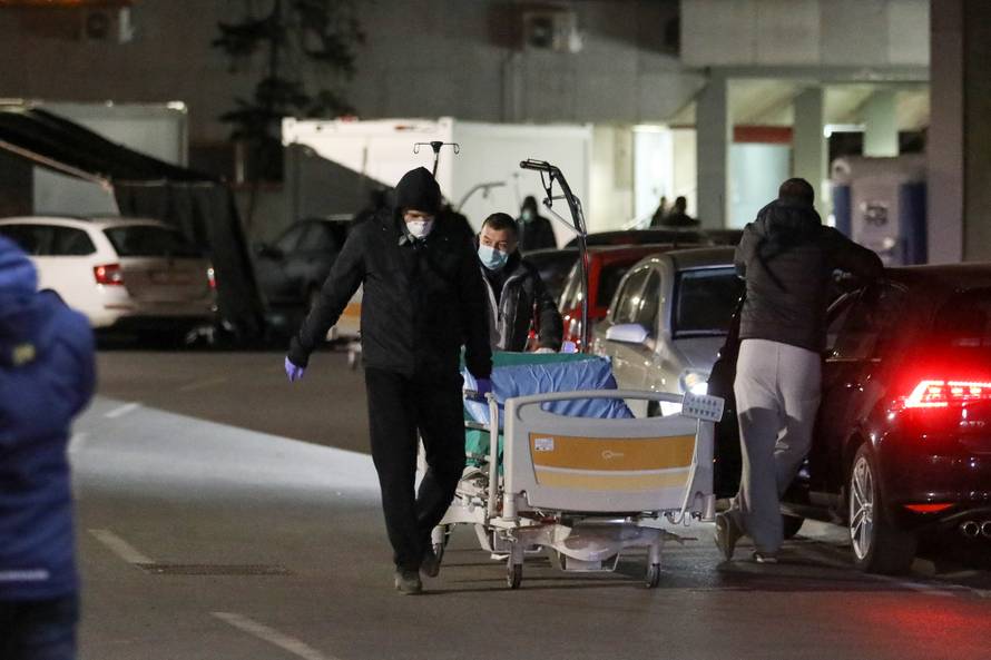 Zagreb: Pripadnici navijačkih skupina pomažu u seljenju Klinike za plućne bolesti na Jordanovcu