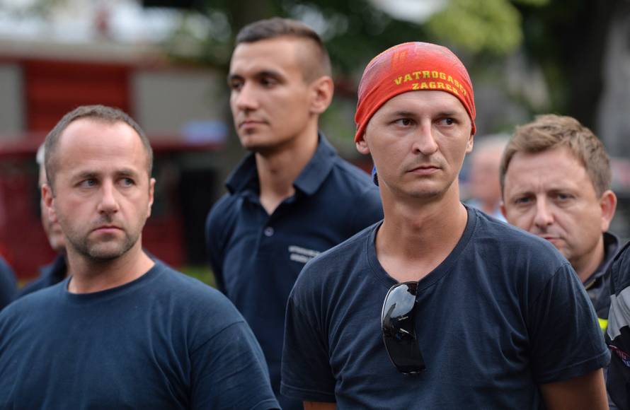 Zagrebački vatrogasci se uz zvukove sirena vratili u Savsku