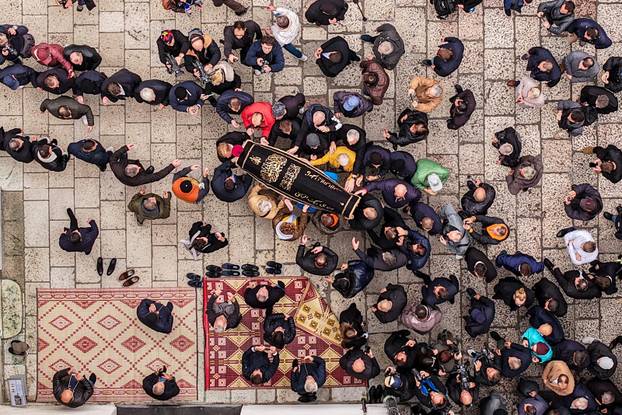 Sarajevo: Pogled iz zraka na dženazu za Halida Bešlića u Gazi Husrev-begovoj džamiji