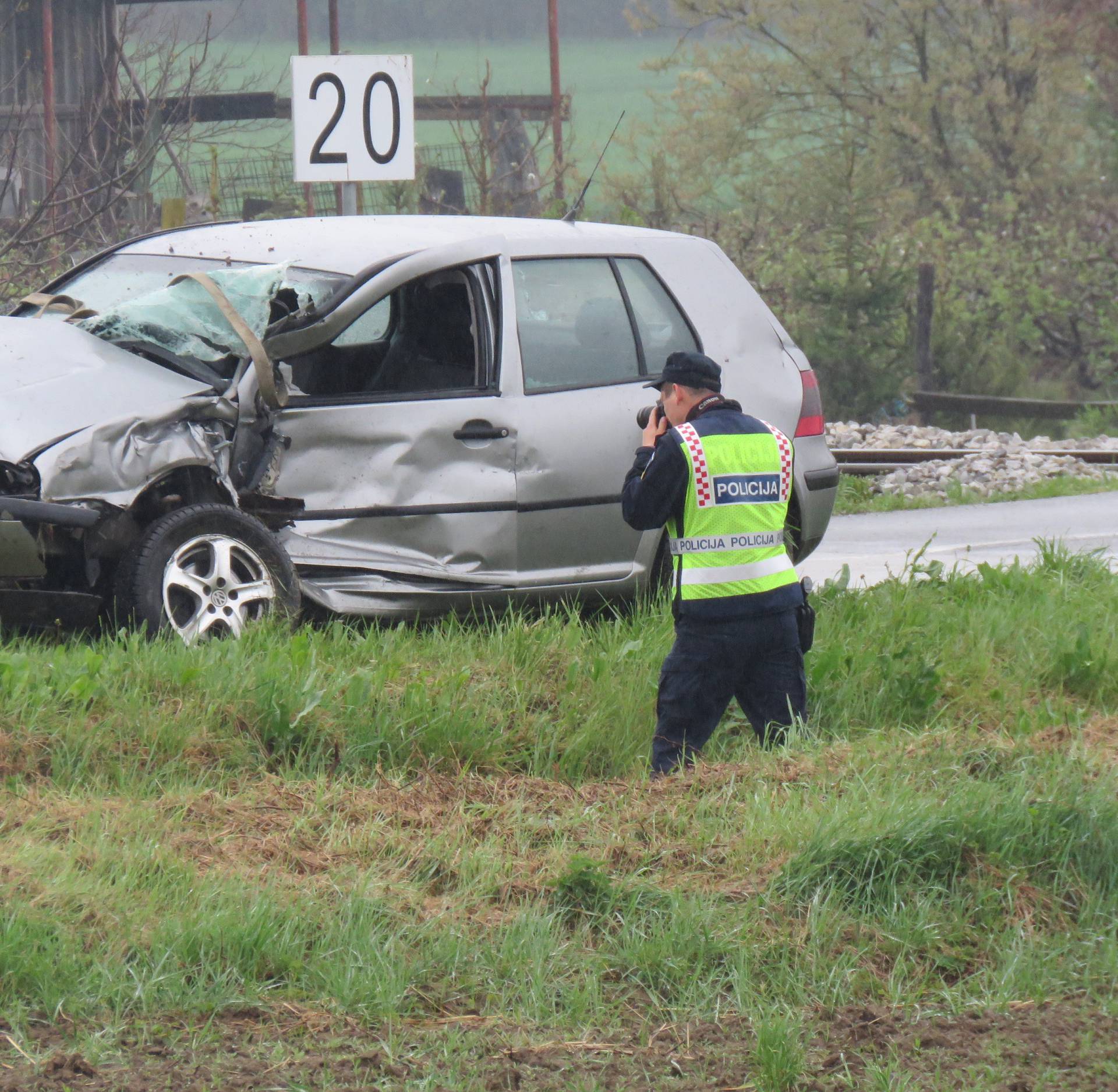 Vlak naletio na auto u Požegi: Dvojica muškaraca ozlijeđena