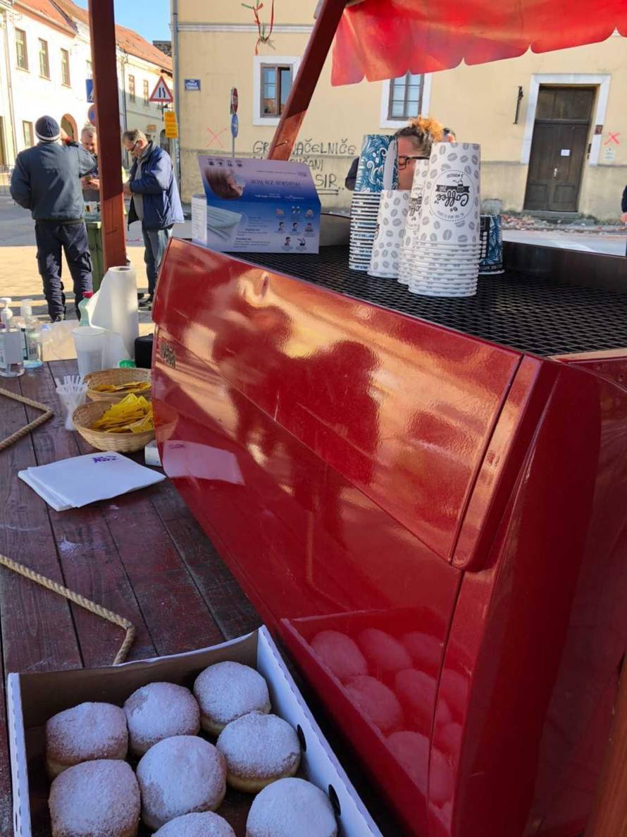 Kafić mu je potpuno srušen u potresu, a on dijeli kavu za van: 'Ima je za sve, kakvu god želite'