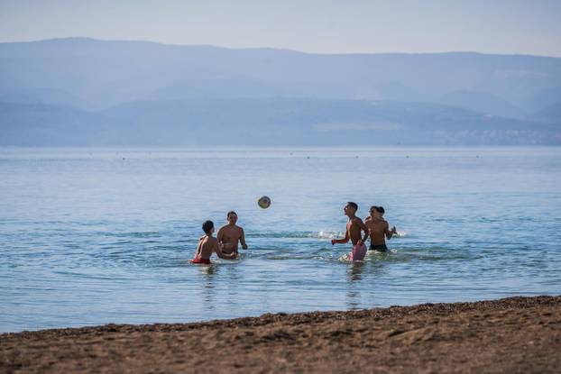 Omiš: Ljetni ugođaj na gradskoj plaži