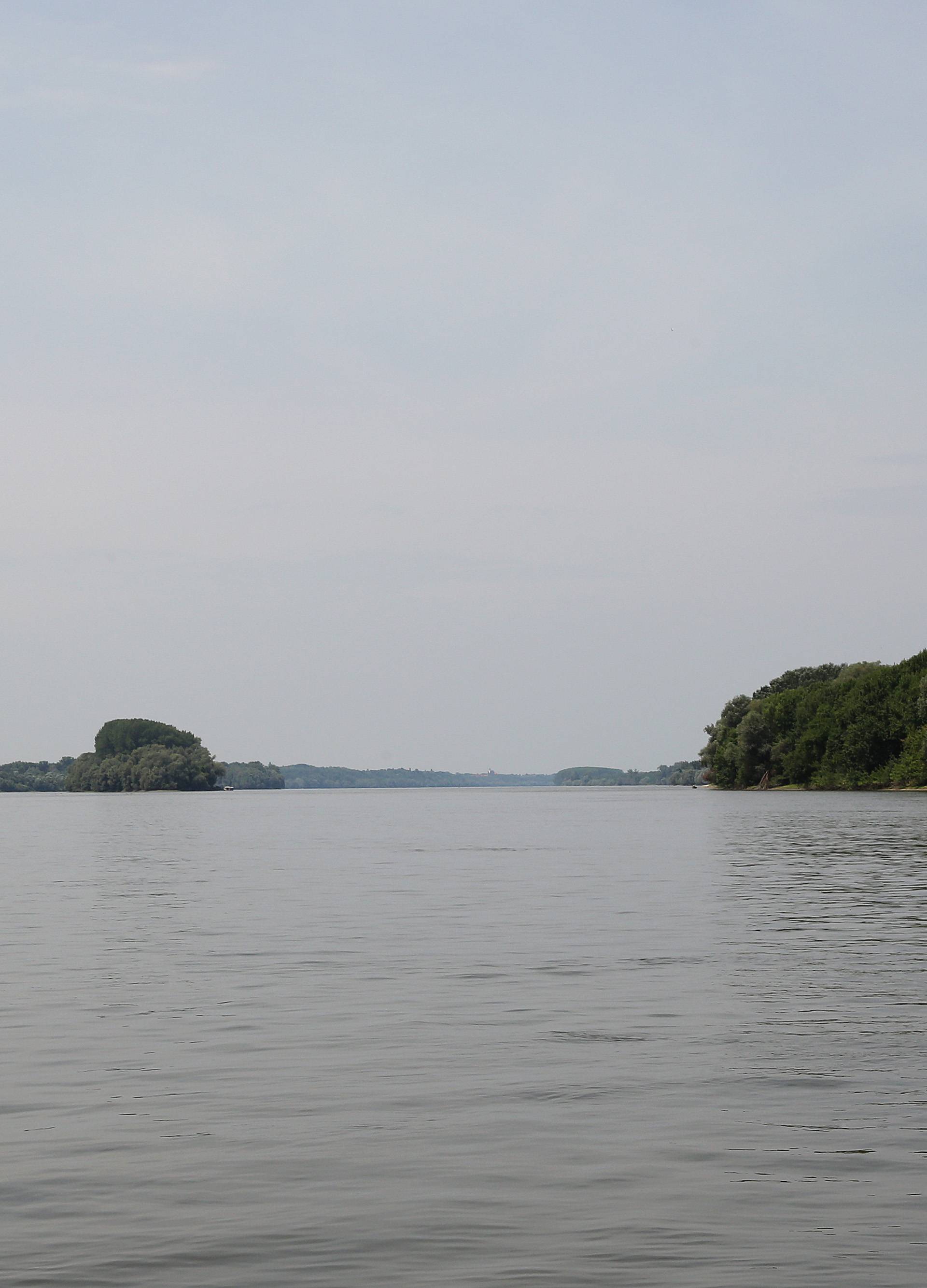Dunav je mutan i nepredvidiv: Traže majku (28) pipajući dno
