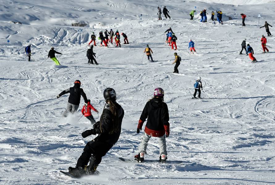 Ski resorts in northern Italy reopen despite rise in coronavirus infections