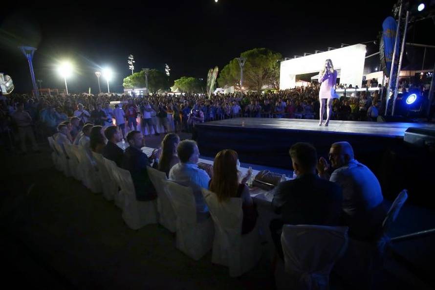 Prava ljepotica: Mia je najljepša hostesa na turniru u Umagu