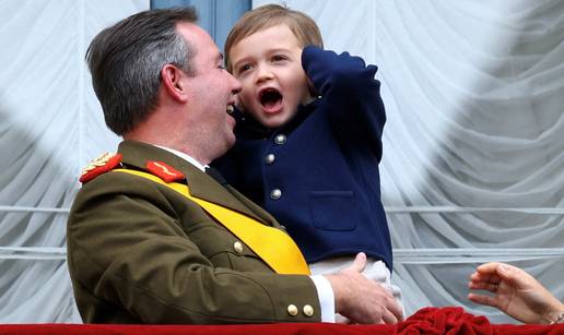 Princ Louis dobio konkurenciju! Mali Charles (5) odu&scaron;evio je sve