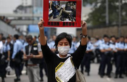 Policija u Hong Kongu počela uklanjati prosvjednički kamp 