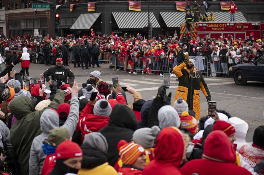 Divljao uoči parade Chiefsa pa ga 'imobilizirali' i složili na pod